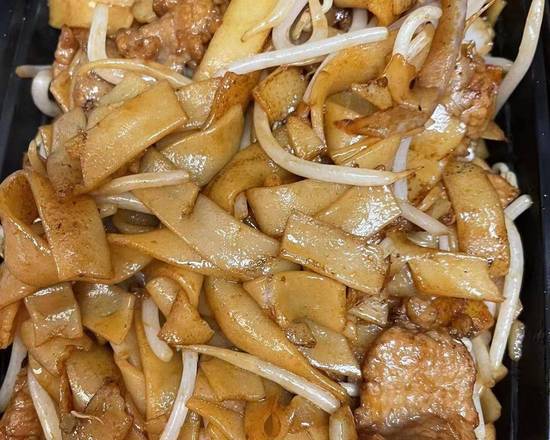 113. Stir-Fried Beef with Rice Noodle and Soy Sauce 干炒牛河